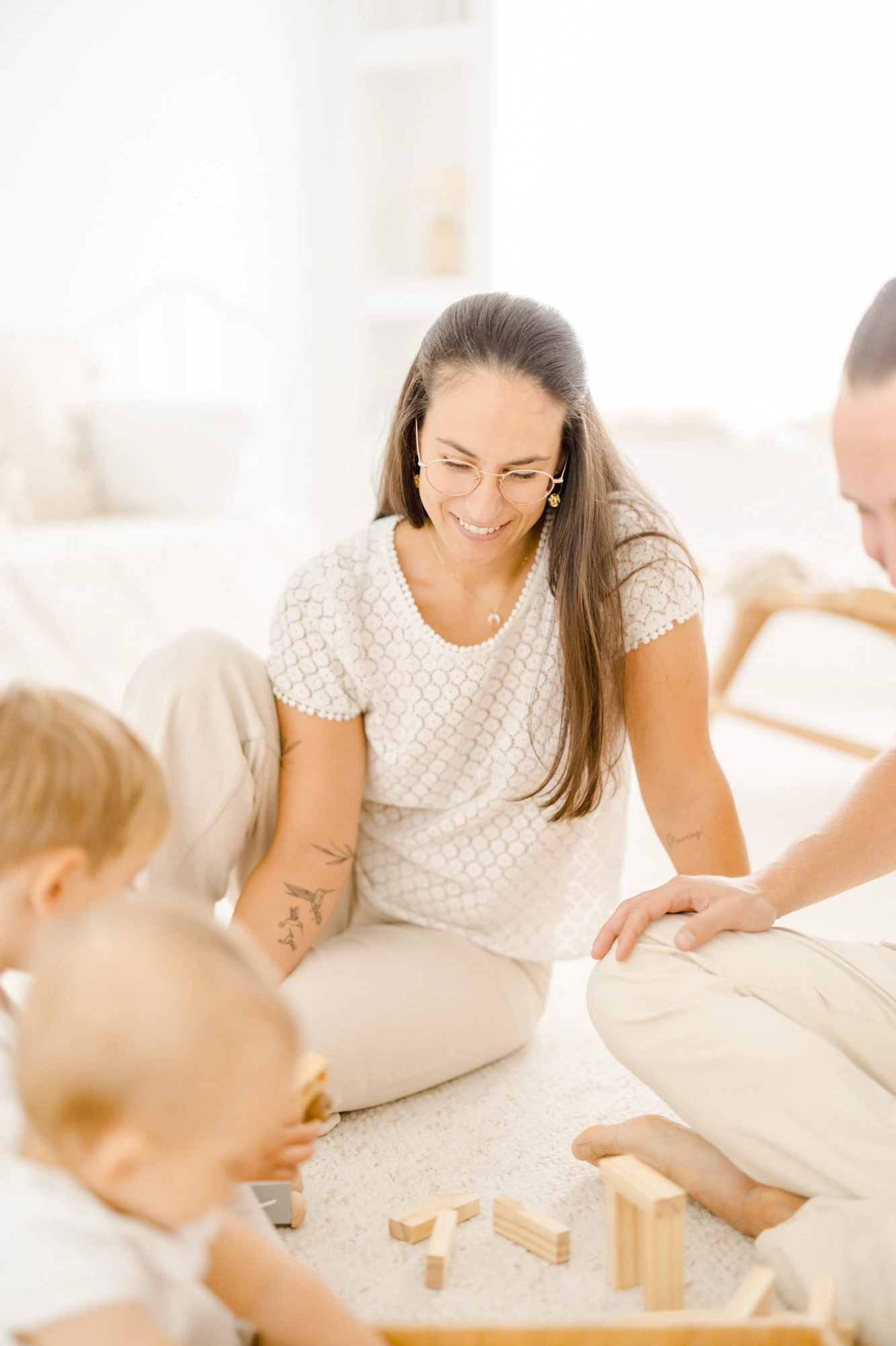 main bonheur enfant famille beige